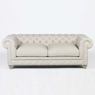 Baltais Chesterfield luksusa trīsējvietīgais modernais 3-sēdvietīgais dīvāns.